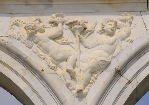 Deux amours jouant avec des oiseaux. thomas Regnaudin.