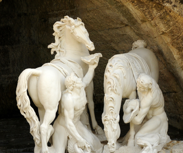 Chevaux du soleil pansés par deux tritons. Gilles Guérin.