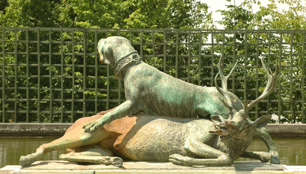 Chien et cerf. Château de Versailles.